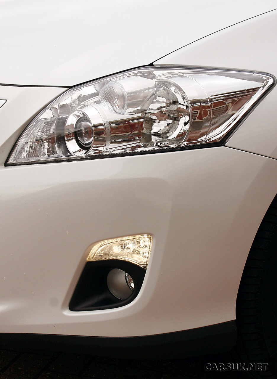 Toyota Auris Hybrid Review