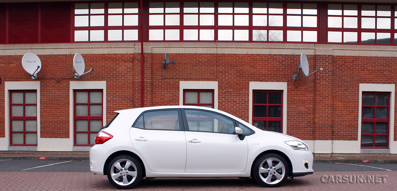 Toyota Auris Hybrid Review