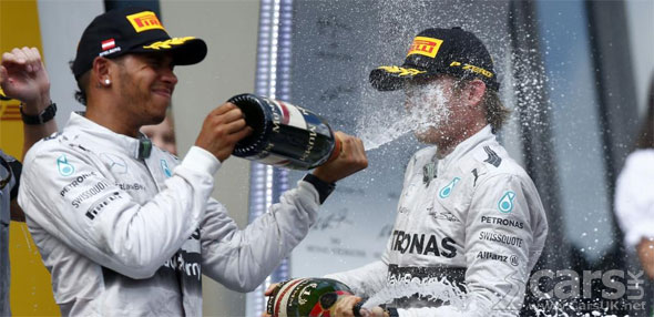 Photo Hamilton sprays Rosberg with Champagne Austrian Grand Prix