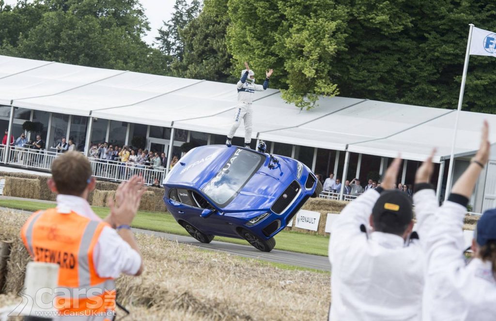 Photo Jaguar F-PACE goes up the Goodwood hillcilmb on TWO wheels