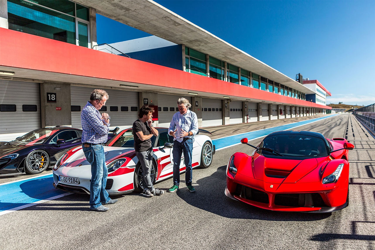 Photo Clarkson, Hammond & May with LaFerrari, McLaren P1 and Porsche 918 on The Grand Tour