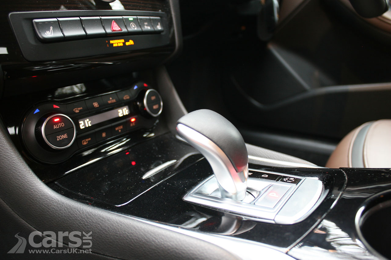 Photo Infiniti QX30 2.2d Premium Tech interior front