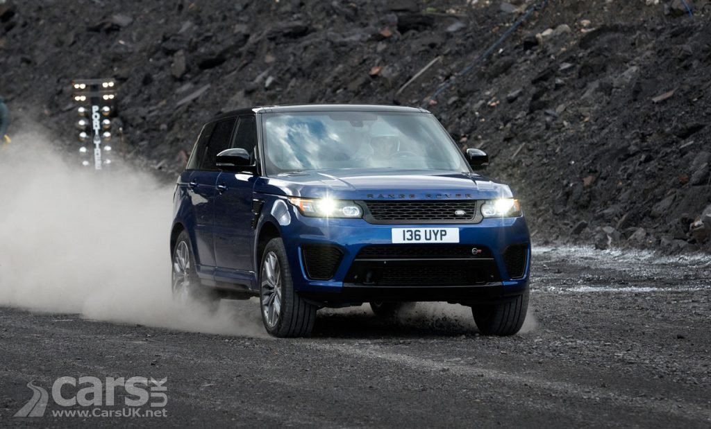 Photo Range Rover Sport SVR accelerating on gravel