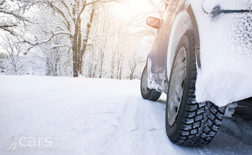 Photo Car driving in snow