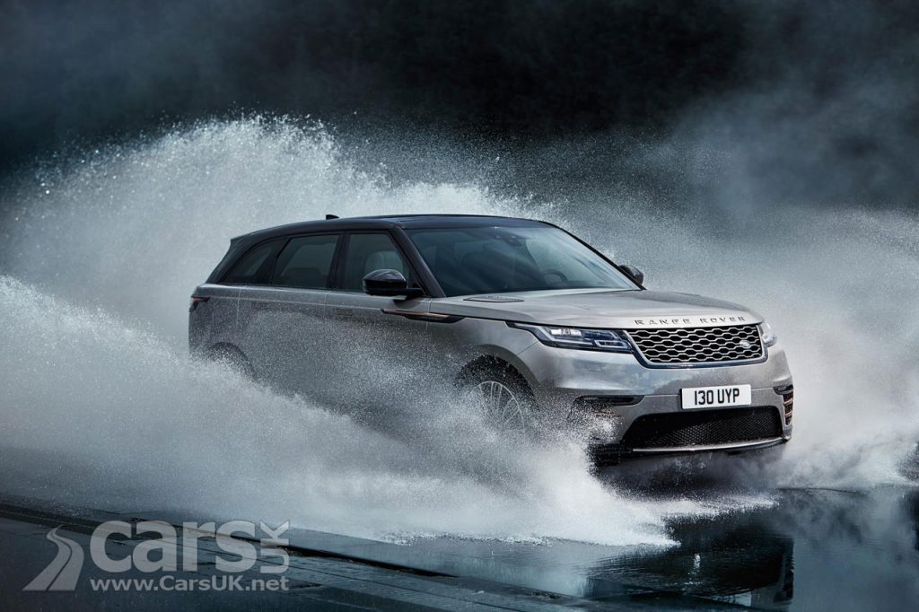 Photo Range Rover Velar splashing through water