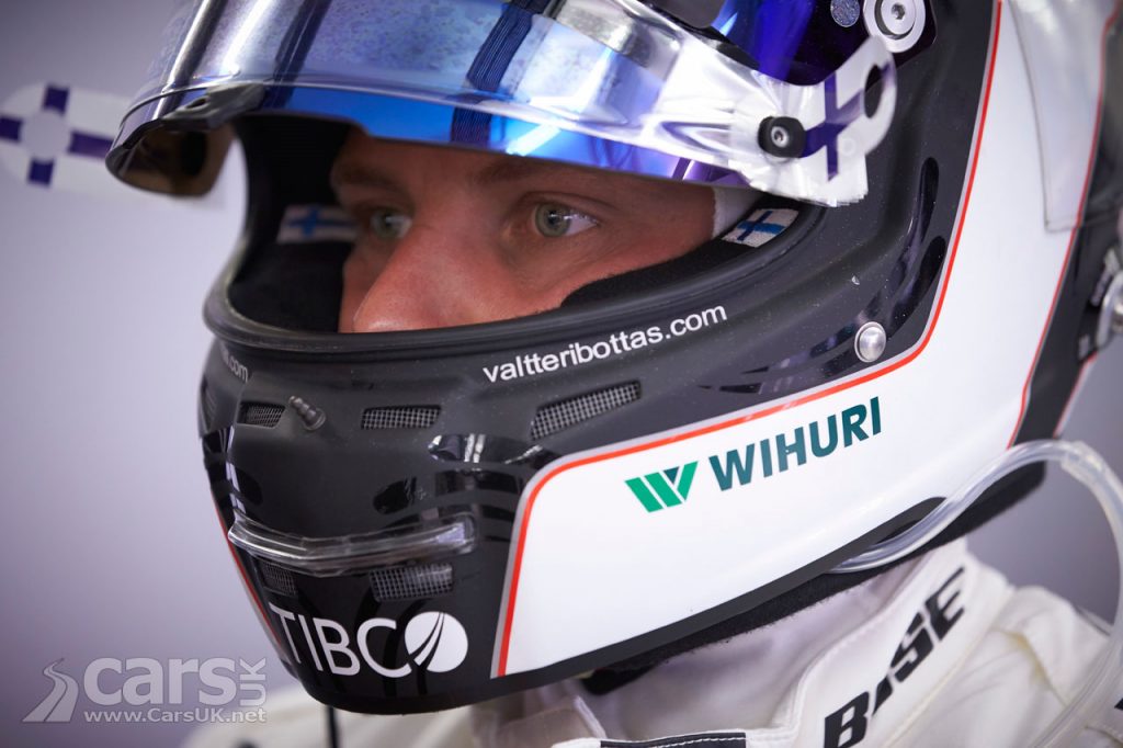 Photo Valtteri Bottas takes pole at 2017 Bahrain Grand Prix