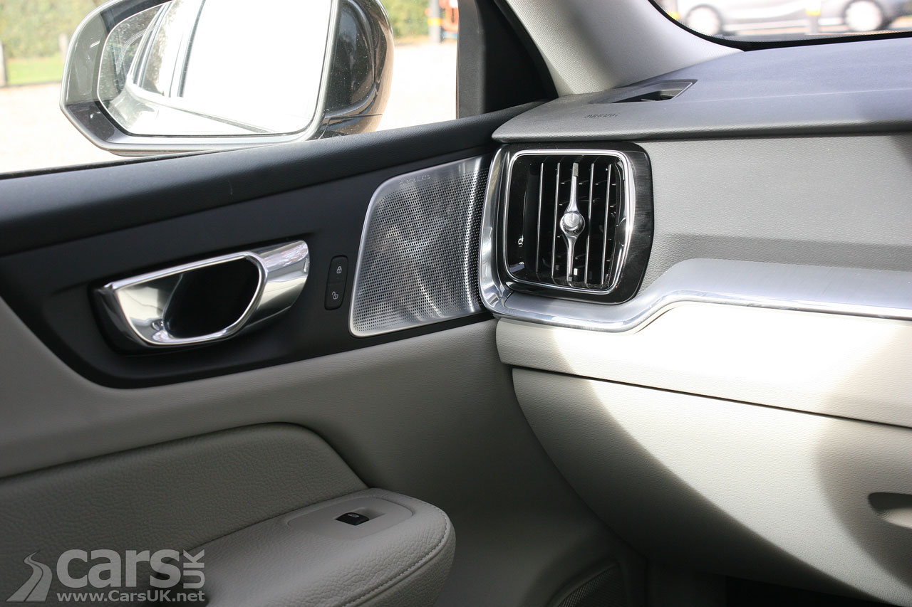 2019 Volvo V60 D4 Momentum Pro Review Photo