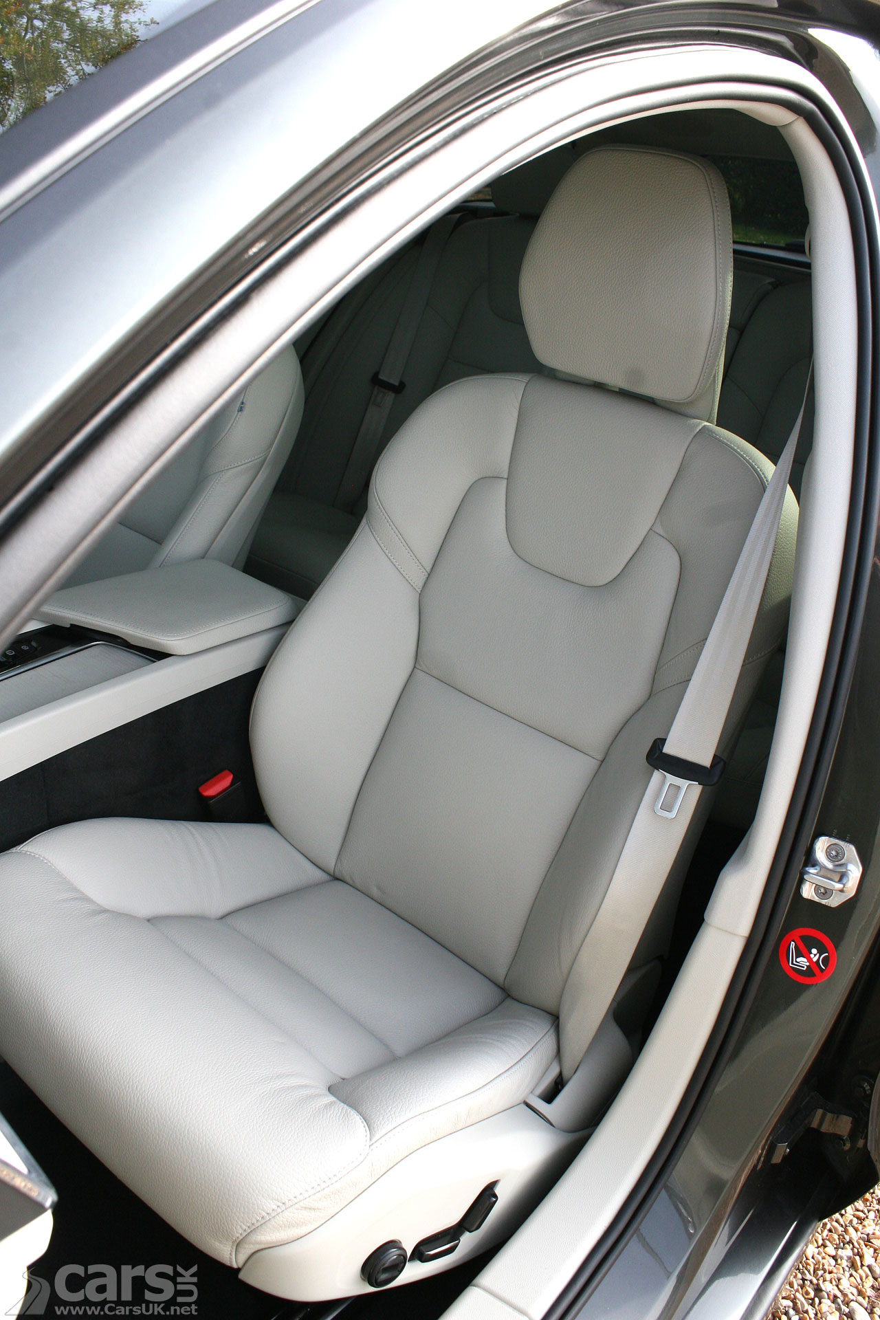 2019 Volvo V60 D4 Momentum Pro Review Photo