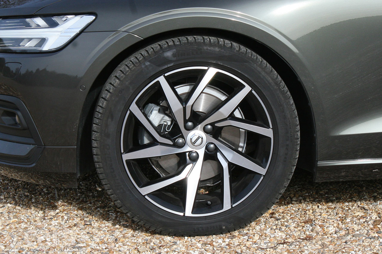 2019 Volvo V60 D4 Momentum Pro Review Photo