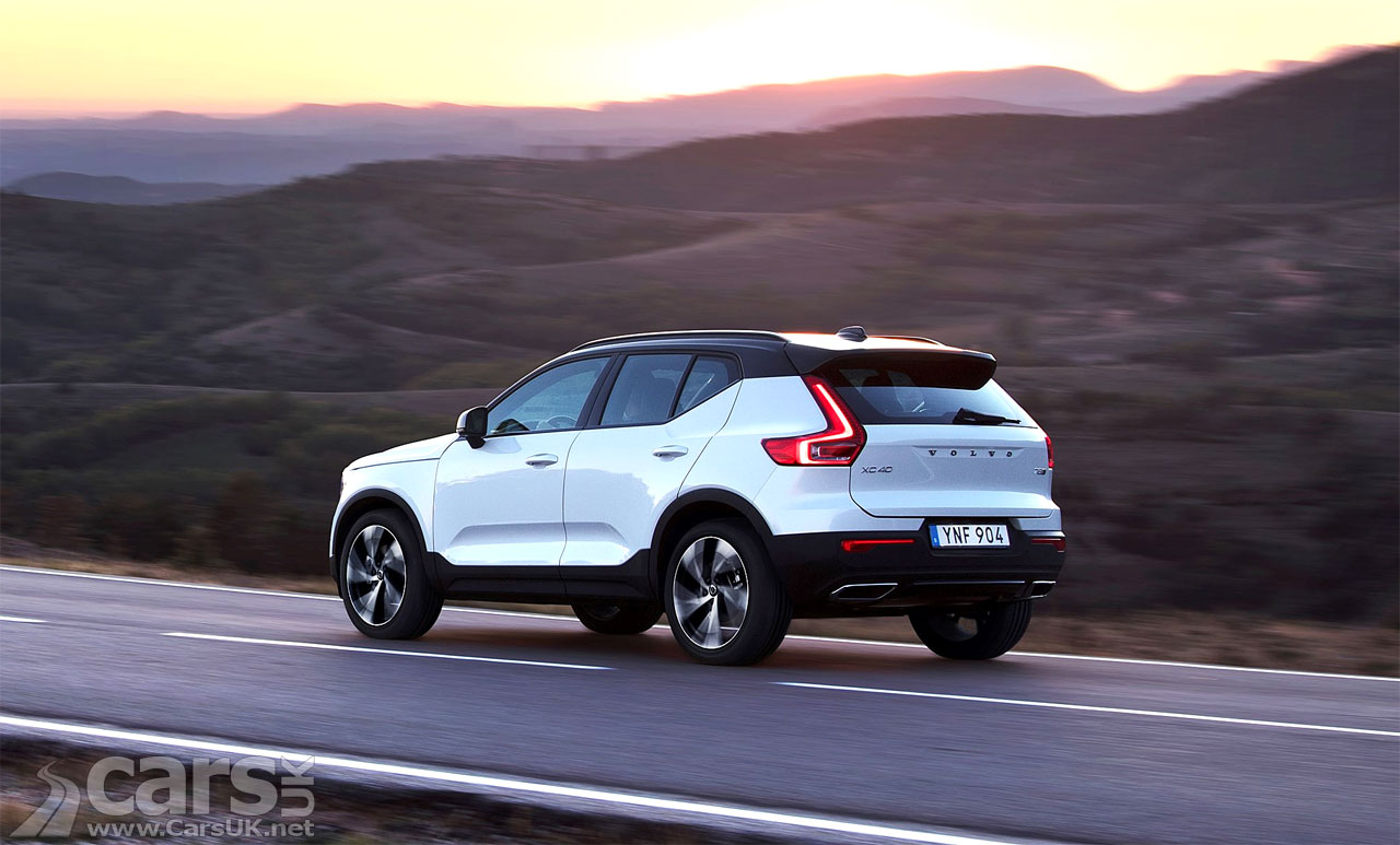 Photo Volvo XC40 on deserted road at night