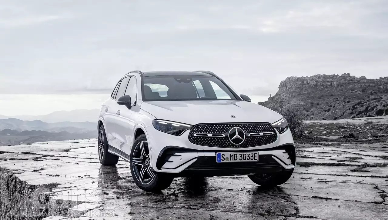 2022 Mercedes GLC static white