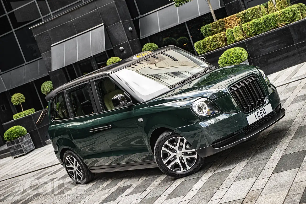 Farelady Edition by Kahn TX5 London Taxi in green on street